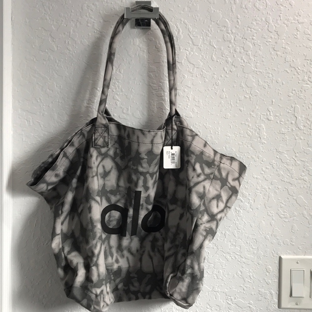 Alo yoga shopper